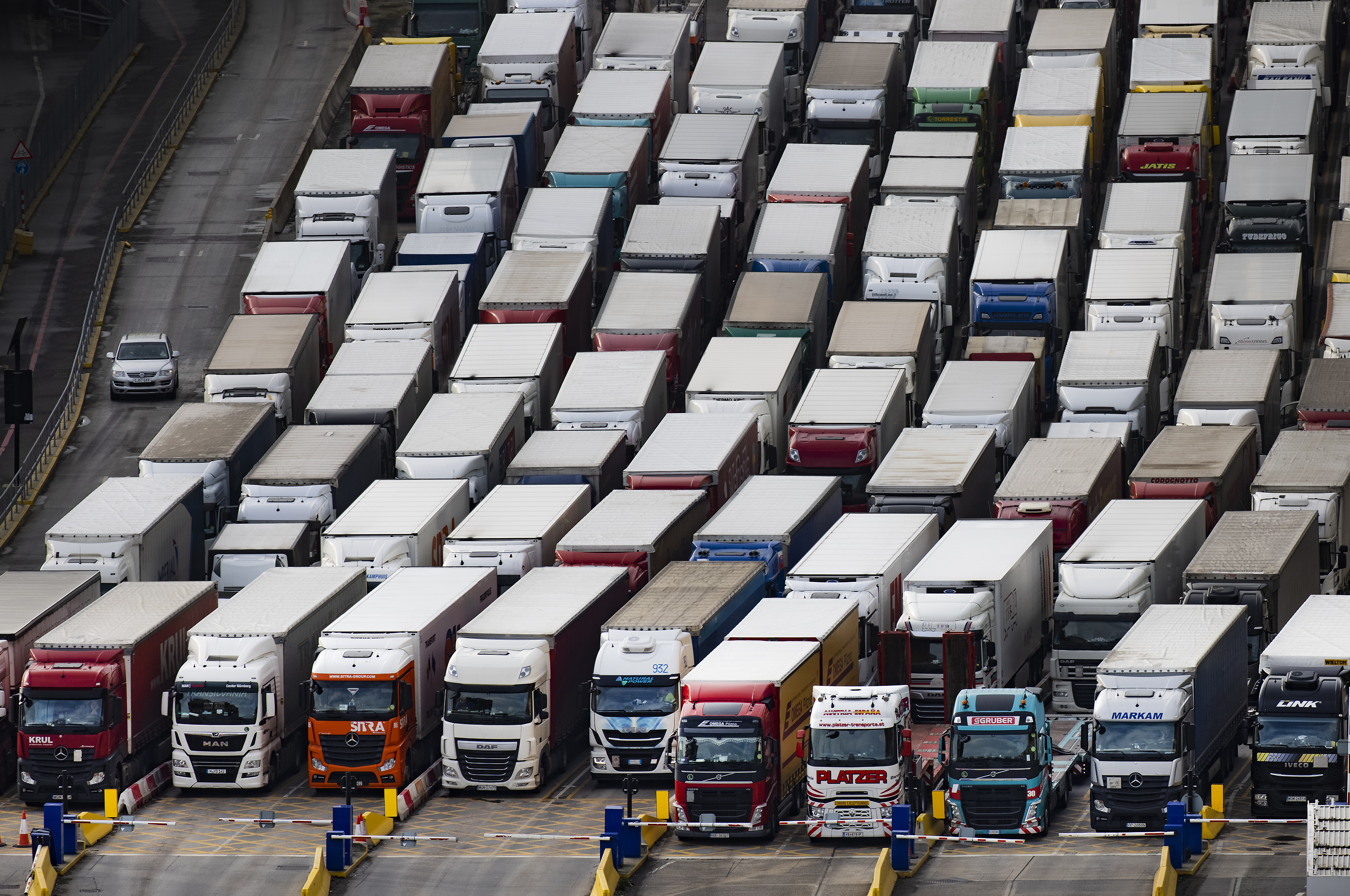Грузовик 1000 кг. Тысячи грузовиков. 10 Тысяч грузовиков. Как выглядят 100 тысяч грузовиков. Как выглядят 100 тысяч грузовиков сверху.